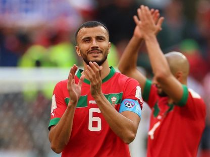 رومان سايس قائد المغرب يحيي الجماهير بعد التعادل السلبي مع كرواتيا في كأس العالم - 23 نوفمبر 2022 - reuters