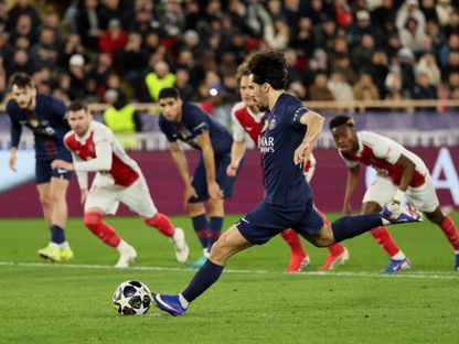 البرتغالي فيتينيا خلال إهداره ركلة جزاء لصالح فريقه باريس سان جيرمان أمام موناكو في دوري أبطال أوروبا - 18 فبراير 2026 - Reuters