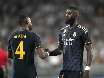 أنطونيو روديغر ودافيد ألابا ثنائي دفاع ريال مدريد خلال مواجهة ودية ضد ميلان في كاليفورنيا - 24 يوليو 2023 - Reuters