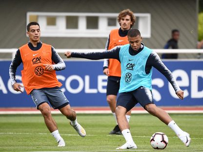 مبابي رفقة غرييزمان وبن يدر في تدريبات منتخب فرنسا - AFP