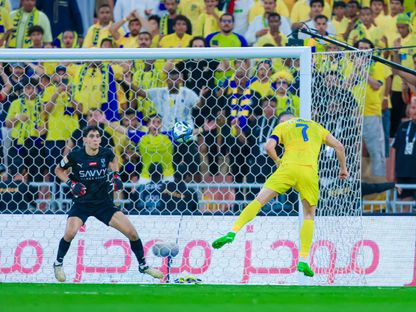 كريستيانو رونالدو يسدد برأسه على مرمى ياسين بونو خلال نهائي كأس الملك بين النصر والهلال - 31 مايو 2024 - X/@KingCupSA