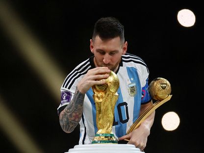 النجم الأرجنتيني ليونيل ميسي يُقبل كأس العالم 2022 - Reuters