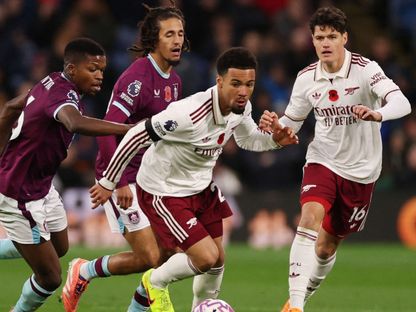 إيثان نوانيري وهنبعل المجبري في مباراة بيرنلي وأرسنال بالدوري الإنجليزي الممتاز - 1 نوفمبر 2025 - Reuters