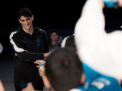 من وصول ياسين بونو حارس الهلال قبل مواجهة الخلود بالدوري السعودي - 8 أبريل 2026 - X/@Alhilal_FC