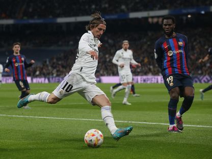لوكا مودريتش يحاول تمرير الكرة خلال مباراة ريال مدريد وبرشلونة - 2 مارس 2023 - REUTERS