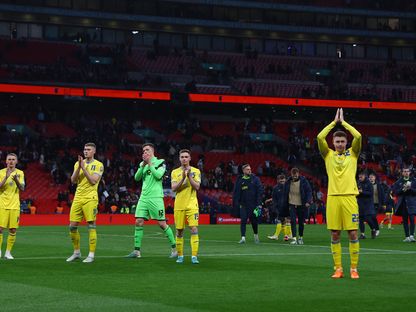 لاعبو منتخب أوكرانيا يوجهون التحية للجمهور بعد مواجهة إنجلترا في تصفيات بطولة أوروبا 2024 - 26 مارس 2023 - REUTERS