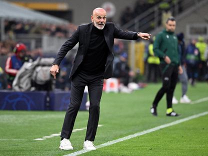 مدرب ميلان ستيفانو بيولي خلال المباراة ضد نابولي في ربع نهائي دوري أبطال أوروبا - 12 أبريل 2023 - Reuters