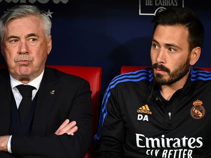 دافيدي أنشيلوتي يجلس جنباً لجنب مع والده كارلو في دكة بدلاء ريال مدريد - 8 مايو 2022 - AFP