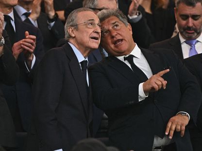 رئيسا ريال مدريد وبرشلونة فلورنتينو بيريز وجوان لابورتا خلال مباراة بين الناديين في "سانتياغو برنابيو" - 21 أبريل 2024 - AFP