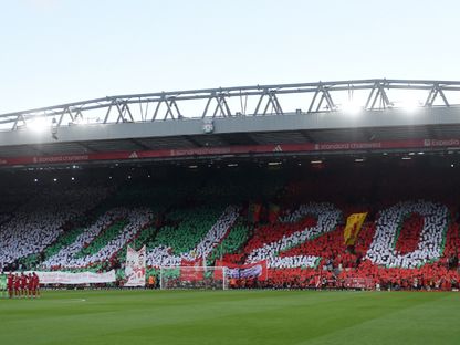 جمهور ليفربول يُخلّد ذكرى الراحل ديوغو جوتا قبل أول مباراة بالدوري الإنجليزي الممتاز - 15 أغسطس 2025 - Reuters