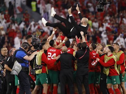 احتفال لاعبي المغرب بوليد الركراكي بعد الفوز على إسبانيا في المونديال -06 ديسمبر 2022 - Reuters