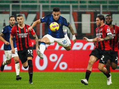 مهاجم إنتر ميلان لاوتارو مارتينيز مُحاطاً بلاعبين من ميلان خلال مباراة بين الناديين في الدوري الإيطالي - 7 نوفمبر 2021 - Reuters 