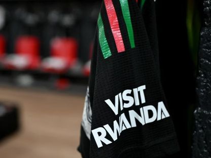 شعار VISIT RWANDA على قميص فريق أرسنال الإنجليزي - www.arsenal.com