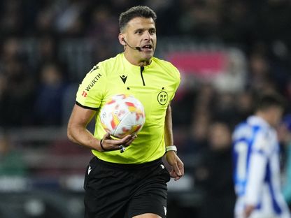 الحكم خيسوس خيل مانزانو خلال مباراة بين برشلونة وريال سوسيداد في ربع نهائي كأس ملك إسبانيا - 25 يناير 2023 - NurPhoto via AFP