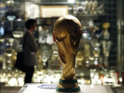 نسخة من كأس العالم لكرة القدم - REUTERS