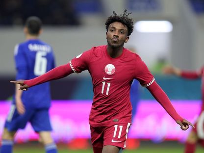 لاعب منتخب قطر عمرو السراج يحتفل بتسجيله الهدف الأول في مرمى منتخب الكويت - 7 يناير 2023  - Twitter/@QFA 