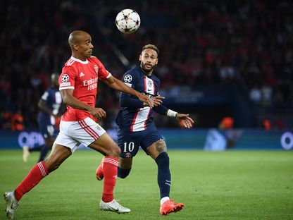 صراع على الكرة بين نيمار لاعب باريس سان جيرمان وجواو ماريو لاعب بنفيكا - 11 أكتوبر 2022 - AFP