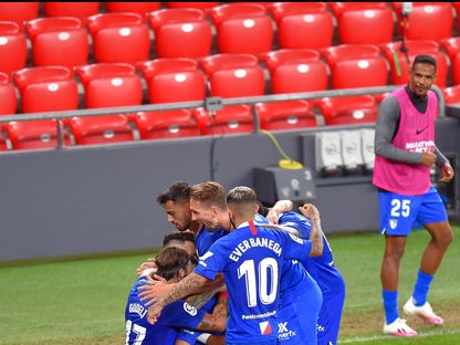 لاعبو إشبيلية يحتفلون بثاني الأهداف في مرمى بلباو - AFP