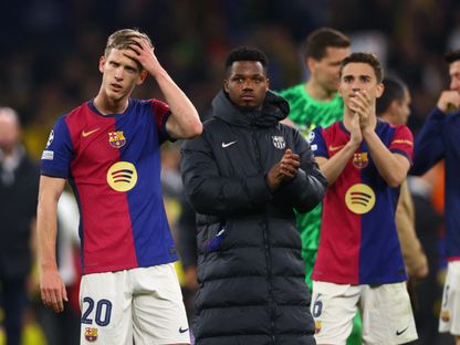 لاعبو برشلونة يقومون بتحية الجماهير بعد التأهل إلى نصف نهائي أبطال أوروبا على حساب بوروسيا دورتموند - 15 أبريل 2025 - REUTERS