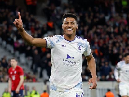 أولي واتكينز مهاجم أستون فيلا يحتفل بهدفه في مرمى ليل في ذهاب ثمن نهائي الدوري الأوروبي - 12 مارس 2026 - Reuters