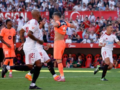 روبرت ليفاندوفسكي مهاجم برشلونة بعد إهدار ركلة جزاء ضد إشبيلية - 5 أكتوبر 2025 - Reuters