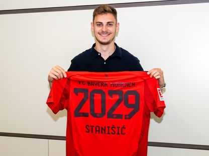 يوسيب ستانيشيتش يحمل قميص بايرن ميونيخ بعد تمديد عقده حتى 2029 - 27 يونيو 2024 - fcbayern.com