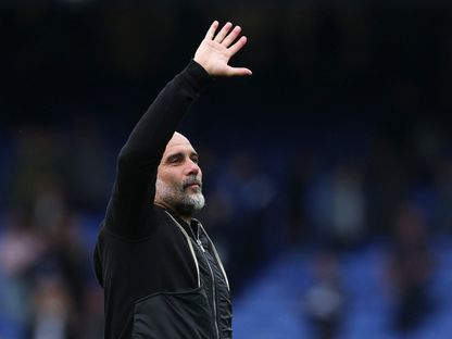 بيب غواريولا مدرب مانشستر سيتي يوجه التحية للجماهير بعد الفوز على إيفرتون - 19 أبريل 2025 - Reuters