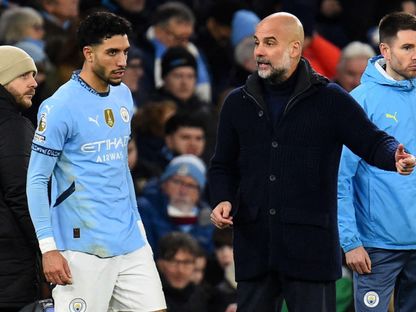 بيب غوارديولا يعطي مرموش بعض التعليمات في مباراة مانشستر سيتي وتشيلسي 25-1-2025 - Reuters