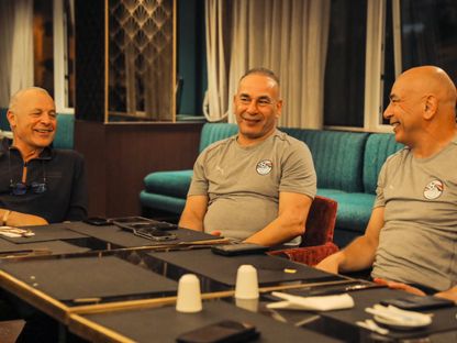 رئيس الاتحاد المصري لكرة القدم هاني أبو ريدة مع مدرب المنتخب حسام حسن وشقيقه إبراهيم في المغرب - 6 أكتوبر 2025 - X/@EFA