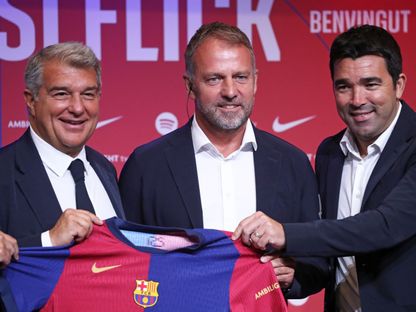 ديكو المدير الرياضي لبرشلونة رفقة الرئيس جوان لابورتا وهانزي فليك خلال تقديم المدرب الألماني - 25 يوليو 2024 - Getty images