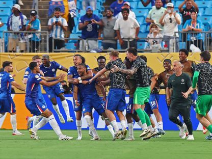 كريستوفر نكونكو يحتفل مع لاعبين من تشيلسي بهدف في مرمى بنفيكا في كأس العالم للأندية وبدا المدرب إنزو ماريسكا - 28 يونيو 2025 - Reuters