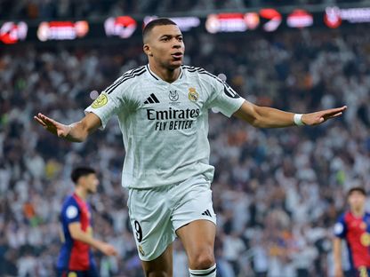 كيليان مبابي مهاجم ريال مدريد يحتفل بهدفه أمام برشلونة في السوبر الإسباني في جدة - 12 يناير 2025 - Reuters