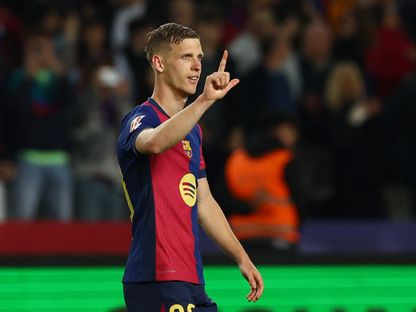 داني أولمو مهاجم برشلونة يحتفل بهدفه في مرمى ريال مايوركا في الدوري الإسباني - 22 أبريل 2025 - Reuters