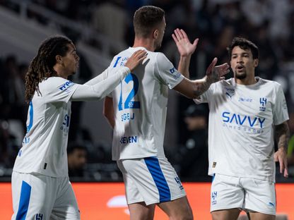 احتفال لاعبين من الهلال بتسجيل هدف في مرمى الشباب بالدوري السعودي - 27 فبراير 2026 - X/@Alhilal_FC