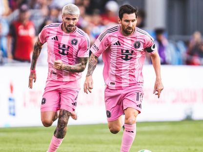 ليونيل ميسي قائد إنتر ميامي الأميركي يركض بالكرة وخلفه زميله ومواطنه رودريغو دي بول خلال مواجهة تورنتو - 28 سبتمبر 2025 - facebook/InterMiamiCF