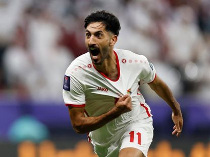 يزن النعيمات لاعب منتخب الأردن يحتفل بتسجيل هدف في مرمى قطر بنهائي كأس آسيا- 10 فبراير 2024 - Reuters