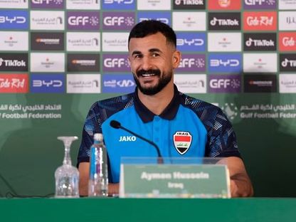 أيمن حسين لاعب منتخب العراق في مؤتمر صحافي خلال "خليجي 27" بجدة - 22 سبتمبر 2026 - X/@IraqNT_EN