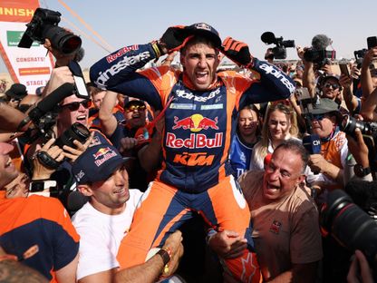 لوسيانو بينافيديس يحتفل بلقب رالي داكار للدراجات النارية - 17 يناير 2026 - Reuters