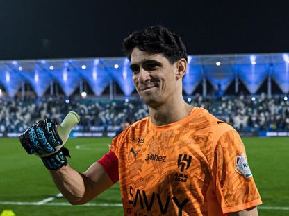 ياسين بونو حارس الهلال يحتفل مع الجمهور بعد الفوز على الفتح بالدوري السعودي - 14 مارس 2026 - X/@Alhilal_FC