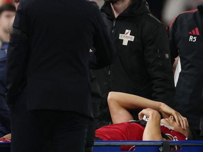 جيوفاني ليوني مدافع ليفربول الشاب يغادر الملعب بعد إصابة خطيرة أمام ساوثهامبتون تحت أنظار المدرب أرني سلوت - 23 سبتمبر 2025 - REUTERS