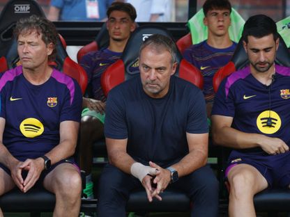 هانزي فليك مدرب برشلونة خلال مواجهة مايوركا بالدوري الإسباني وبدا مساعده ماركوس سورغ إلى يمينه - 16 أغسطس 2025 - Reuters