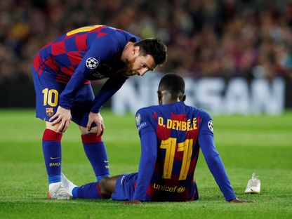 لاعب برشلونة ليونيل ميسي مع زميله عثمان ديمبيلي بعد إصابته في مباراة بوروسيا دورتموند بدوري أبطال أوروبا - 27 نوفمبر 2019 - ٌReuters