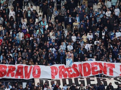 احتجاجات جمهور مارسيليا أثناء مباراة ستراسبورغ في الدوري الفرنسي - 14 فبراير 2026 - Reuters