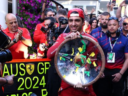 كارلوس ساينز سائق فيراري يحتفل بفوزه بجائزة أستراليا الكبرى للفورمولا 1 - 24 مارس 2024 - REUTERS