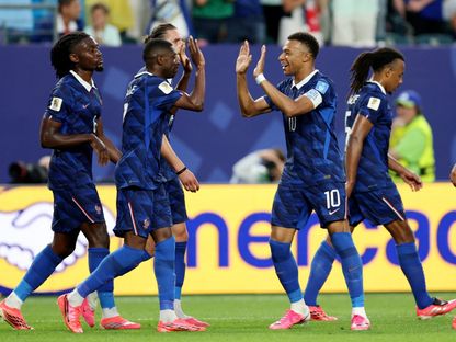 عثمان ديمبيلي يحتفل مع كيليان مبابي بهدفه في مباراة فرنسا والعراق بكأس العالم - 23 يونيو 2026 - Reuters