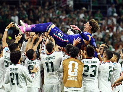 لاعبو المكسيك يحتفلون مع جييرمو أوتشوا بعد الفوز على التشيك في كأس العالم - 25 يونيو 2026 - Reuters