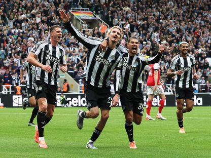 نيك فولتماده مهاجم نيوكاسل يونايتد يحتفل مع زملائه بهدفه في مرمى أرسنال في الدوري الإنجليزي الممتاز - 28 سبتمبر 2025 - Reuters