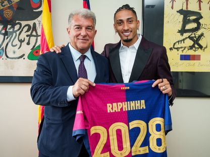 رافينيا لاعب برشلونة ورئيس النادي جوان لابورتا بعد تجديد عقده - 22 مايو 2025 - X@FCBarcelona