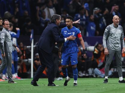 سالم الدوسري مع المدرب سيموني إنزاغي في مباراة الهلال ضد النصر - 12 يناير 2026 - Reuters