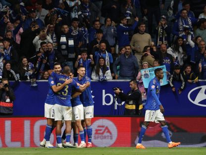 لاعبو ريال أوفيدو يحتفلون بالهدف الأول في مرمى برشلونة في الدوري الإسباني - 25 سبتمبر 2025 - Reuters